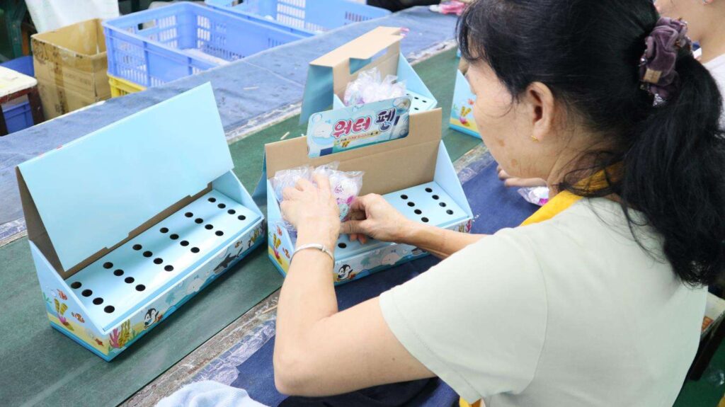 Handvivo workshop packing goods